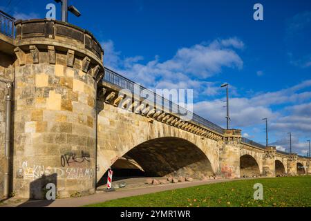 Dresden Altstadt als Marienbrücke werden in Dresden zwei unmittelbar nebeneinander liegende Brücken über die Elbe zwischen Wilsdruffer Vorstadt und der Inneren Neustadt bezeichnet. Die 434 m lange Steinbogenbrücke bei Elbkilometer 56,5 besteht seit 1852 und war als zunächst kombinierte Straßen- und Eisenbahnbrücke nach der alten Augustusbrücke aus den 1730er Jahren die zweite feste Elbquerung in Dresden. Die Marienbrücke ist die älteste Elbbrücke der Stadt. Dresden Sachsen Deutschland *** Dresden Altstadt in Dresden, die Marienbrücke, ist der Name zweier Brücken über die Elbe zwischen Wilsd Stockfoto