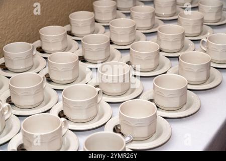 Leeres weißes Geschirr Geschirr Tassen und Untertassen auf einem Tisch bei einer formellen Gastfreundschaft Bankett Veranstaltung oder Hochzeit angeordnet, Bankett Stock Foto Bild Stockfoto
