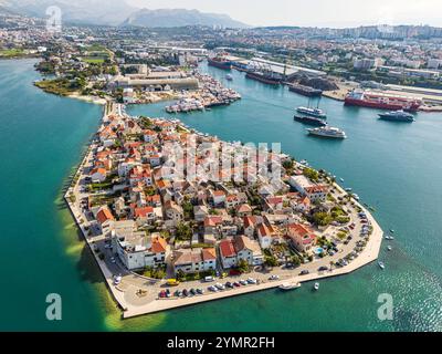 Aus der Vogelperspektive des Dorfes Vranjic, wegen seiner betörenden Stadt ist die Stadt auch als „kleines Venedig“ bekannt. Drohnenfoto am 25. Oktober 2024 in Vranjic, Split Stockfoto