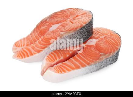 Steaks von frischem rohem Lachs, isoliert auf weiß Stockfoto