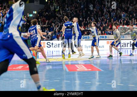 Jubel des THSV Eisenach nach Abpfiff Peter Walz (ThSV Eisenach, #14), Philipp Meyer (ThSV Eisenach, #27), Gian Attenhofer (ThSV Eisenach, #11) GER, Thüringen, ThSV Eisenach gegen MT Melsungen, Handball, Daikin 1. Handballbundesliga, 11.Spieltag, Saison 2024/2025, Freitag, 22.11.2024, 19,00 Uhr Foto: Eibner-Pressefoto/Martin Herbst Stockfoto