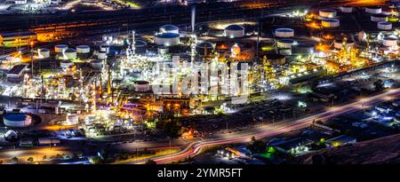 Panoramablick auf eine beleuchtete Ölraffinerie bei Nacht Stockfoto