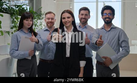 Porträt Happy Office Group verschiedene multinationale Geschäftsleute mit Teamleiter zeigen Daumen hoch Geste auf die Kamera lächelnde Geschäftsleute Stockfoto