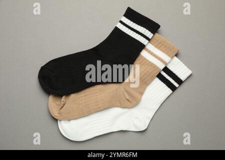 Verschiedene weiche Socken auf hellgrauem Hintergrund, flach geschnitten Stockfoto
