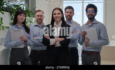 Glückliche multiethnische Geschäftsleute mit professioneller Teamleiterin Geschäftsfrauengruppe porträtieren verschiedene Kollegen Mitarbeiter Mitarbeiter Geschäftsleute und Stockfoto