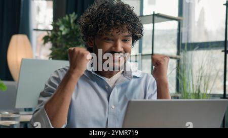 Aufgeregt schockierter Kerl überraschte Arabian Indian man Büromanager Geschäftsmann, der auf Laptop Computer Bildschirm Schock Wonder gewinnt Online-Wette Sieg Stockfoto