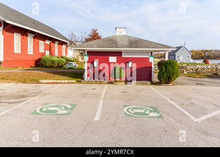 Ladestationen für Elektroautos auf einem Parkplatz in einem öffentlichen Park am Ufer eines Flusses Stockfoto