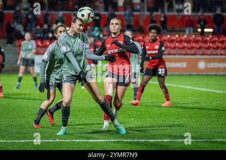 Leverkusen, Deutschland. November 2024. Mia Schmid (1. FFC Turbine Potsdam, 6) beim Kopfball, Cornelia Kramer (Bayer 04 Leverkusen, 7) schaut zu; Bayer 04 Leverkusen - 1. FFC Turbine Potsdam; Frauen DFB-Pokal Achtelfinale am 22.11.2024 im Ulrich-Haberland-Stadion in Leverkusen (Nordrhein-Westfalen). DFL-VORSCHRIFTEN VERBIETEN DIE VERWENDUNG VON FOTOS ALS BILDSEQUENZEN UND/ODER QUASI-VIDEO. Quelle: dpa/Alamy Live News Stockfoto