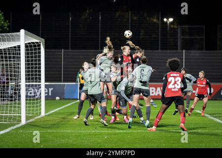 Leverkusen, Deutschland. November 2024. Gedr?nge im Strafraum von Potsdam; Bayer 04 Leverkusen - 1. FFC Turbine Potsdam; Frauen DFB-Pokal Achtelfinale am 22.11.2024 im Ulrich-Haberland-Stadion in Leverkusen (Nordrhein-Westfalen). DFL-VORSCHRIFTEN VERBIETEN DIE VERWENDUNG VON FOTOS ALS BILDSEQUENZEN UND/ODER QUASI-VIDEO. Quelle: dpa/Alamy Live News Stockfoto