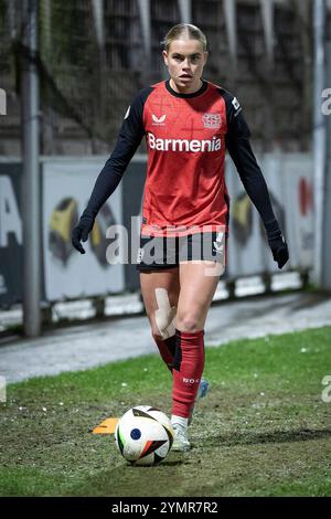 Leverkusen, Deutschland. November 2024. Cornelia Kramer (Bayer 04 Leverkusen, 7); Bayer 04 Leverkusen - 1. FFC Turbine Potsdam; Frauen DFB-Pokal Achtelfinale am 22.11.2024 im Ulrich-Haberland-Stadion in Leverkusen (Nordrhein-Westfalen). DFL-VORSCHRIFTEN VERBIETEN DIE VERWENDUNG VON FOTOS ALS BILDSEQUENZEN UND/ODER QUASI-VIDEO. Quelle: dpa/Alamy Live News Stockfoto