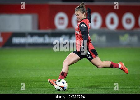 Leverkusen, Deutschland. November 2024. Kristin K?Gel (Bayer 04 Leverkusen, 11) zieht ab; Bayer 04 Leverkusen - 1. FFC Turbine Potsdam; Frauen DFB-Pokal Achtelfinale am 22.11.2024 im Ulrich-Haberland-Stadion in Leverkusen (Nordrhein-Westfalen). DFL-VORSCHRIFTEN VERBIETEN DIE VERWENDUNG VON FOTOS ALS BILDSEQUENZEN UND/ODER QUASI-VIDEO. Quelle: dpa/Alamy Live News Stockfoto