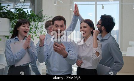 Glücklich begeistert überrascht Geschäftsteam Geschäftsleute Geschäftsfrauen feiern Sieg im Büro multirassische Gewinner Mitarbeiter Investoren Stockfoto