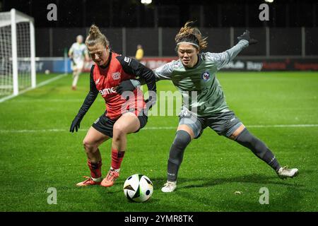 Leverkusen, Deutschland. November 2024. Kristin K?Gel (Bayer 04 Leverkusen, 11) und Sara Ito (1. FFC Turbine Potsdam, 14) im Zweikampf; Bayer 04 Leverkusen - 1. FFC Turbine Potsdam; Frauen DFB-Pokal Achtelfinale am 22.11.2024 im Ulrich-Haberland-Stadion in Leverkusen (Nordrhein-Westfalen). DFL-VORSCHRIFTEN VERBIETEN DIE VERWENDUNG VON FOTOS ALS BILDSEQUENZEN UND/ODER QUASI-VIDEO. Quelle: dpa/Alamy Live News Stockfoto