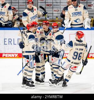 Nürnberg, Deutschland. November 2024. Torjubel Freude Alex Trivellato (53, Schwenninger Wild Wings, SWW) Boaz Bassen (64, Schwenninger Wild Wings, SWW) und Teamkollegen, Nürnberg Ice Tigers vs. Schwenninger Wild Wings, Eishockey, Penny DEL, 18. Spieltag, 22.11.2024, Foto: Eibner-Pressefoto/Thomas Hahn Credit: dpa/Alamy Live News Stockfoto