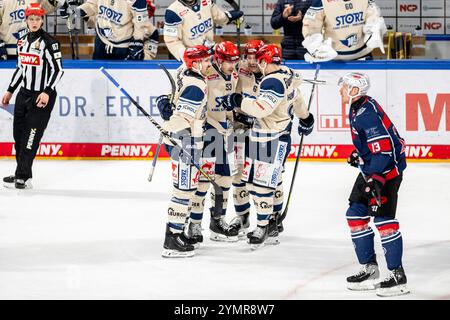 Nürnberg, Deutschland. November 2024. Torjubel Freude Alex Trivellato (53, Schwenninger Wild Wings, SWW) Boaz Bassen (64, Schwenninger Wild Wings, SWW) und Teamkollegen, Nürnberg Ice Tigers vs. Schwenninger Wild Wings, Eishockey, Penny DEL, 18. Spieltag, 22.11.2024, Foto: Eibner-Pressefoto/Thomas Hahn Credit: dpa/Alamy Live News Stockfoto