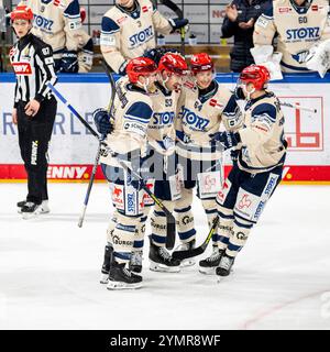 Nürnberg, Deutschland. November 2024. Torjubel Freude Alex Trivellato (53, Schwenninger Wild Wings, SWW) Boaz Bassen (64, Schwenninger Wild Wings, SWW) und Teamkollegen, Nürnberg Ice Tigers vs. Schwenninger Wild Wings, Eishockey, Penny DEL, 18. Spieltag, 22.11.2024, Foto: Eibner-Pressefoto/Thomas Hahn Credit: dpa/Alamy Live News Stockfoto