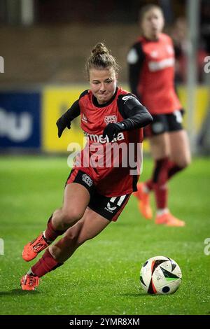 Leverkusen, Deutschland. November 2024. Kristin K?Gel (Bayer 04 Leverkusen, 11); Bayer 04 Leverkusen - 1. FFC Turbine Potsdam; Frauen DFB-Pokal Achtelfinale am 22.11.2024 im Ulrich-Haberland-Stadion in Leverkusen (Nordrhein-Westfalen). DFL-VORSCHRIFTEN VERBIETEN DIE VERWENDUNG VON FOTOS ALS BILDSEQUENZEN UND/ODER QUASI-VIDEO. Quelle: dpa/Alamy Live News Stockfoto