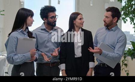 Porträt des Geschäftsteams im Büro verschiedene Männer Frauen Kollegen multirassische Kollegen glücklich lächelnde Geschäftsfrauen und Geschäftsmänner Firmenangestellte Stockfoto
