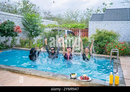 Nehmen Sie an einer fröhlichen Poolparty mit Spaß, Freunden und Wasserspritzern unter der Sonne Teil Stockfoto