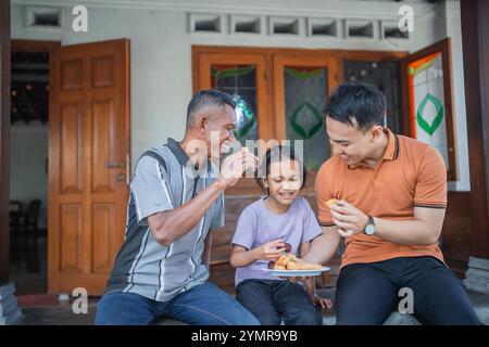 Guter Vater und Großvater, der sich um die Tochter kümmert Stockfoto