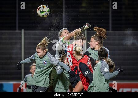 Leverkusen, Deutschland. November 2024. Strafraumszene um Torh?terin Vanessa Fischer (1. FFC Turbine Potsdam, 30); Bayer 04 Leverkusen - 1. FFC Turbine Potsdam; Frauen DFB-Pokal Achtelfinale am 22.11.2024 im Ulrich-Haberland-Stadion in Leverkusen (Nordrhein-Westfalen). DFL-VORSCHRIFTEN VERBIETEN DIE VERWENDUNG VON FOTOS ALS BILDSEQUENZEN UND/ODER QUASI-VIDEO. Quelle: dpa/Alamy Live News Stockfoto