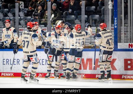 Nürnberg, Deutschland. November 2024. Torjubel Freude Alex Trivellato (53, Schwenninger Wild Wings, SWW) Zach Senyshyn (89, Schwenninger Wild Wings, SWW) und Teamkollegen, Nürnberg Ice Tigers vs. Schwenninger Wild Wings, Eishockey, Penny DEL, 18. Spieltag, 22.11.2024, Foto: Eibner-Pressefoto/Thomas Hahn Credit: dpa/Alamy Live News Stockfoto