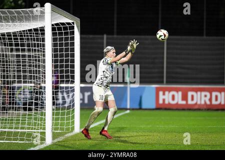 Leverkusen, Deutschland. November 2024. Vanessa Fischer (1. FFC Turbine Potsdam, 30) h?lt einen Freistoss; Bayer 04 Leverkusen - 1. FFC Turbine Potsdam; Frauen DFB-Pokal Achtelfinale am 22.11.2024 im Ulrich-Haberland-Stadion in Leverkusen (Nordrhein-Westfalen). DFL-VORSCHRIFTEN VERBIETEN DIE VERWENDUNG VON FOTOS ALS BILDSEQUENZEN UND/ODER QUASI-VIDEO. Quelle: dpa/Alamy Live News Stockfoto