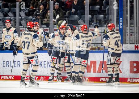 Nürnberg, Deutschland. November 2024. Torjubel Freude Alex Trivellato (53, Schwenninger Wild Wings, SWW) Zach Senyshyn (89, Schwenninger Wild Wings, SWW) und Teamkollegen, Nürnberg Ice Tigers vs. Schwenninger Wild Wings, Eishockey, Penny DEL, 18. Spieltag, 22.11.2024, Foto: Eibner-Pressefoto/Thomas Hahn Credit: dpa/Alamy Live News Stockfoto