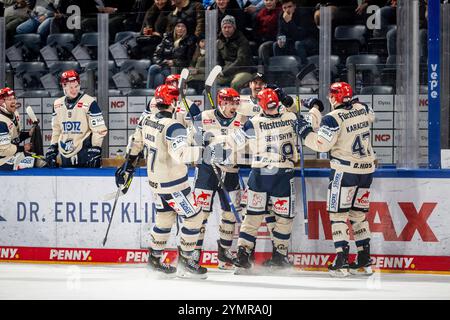 Nürnberg, Deutschland. November 2024. Torjubel Freude Alex Trivellato (53, Schwenninger Wild Wings, SWW) Zach Senyshyn (89, Schwenninger Wild Wings, SWW) und Teamkollegen, Nürnberg Ice Tigers vs. Schwenninger Wild Wings, Eishockey, Penny DEL, 18. Spieltag, 22.11.2024, Foto: Eibner-Pressefoto/Thomas Hahn Credit: dpa/Alamy Live News Stockfoto