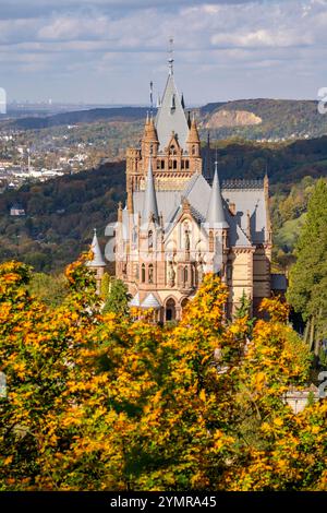 Schloss Drachenburg auf Drachenfels, ein Berg im Siebengebirge am Rhein zwischen Bad Honnef und Königswinter, NRW, Deutschland, Stockfoto