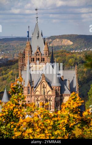 Schloss Drachenburg auf Drachenfels, ein Berg im Siebengebirge am Rhein zwischen Bad Honnef und Königswinter, NRW, Deutschland, Stockfoto