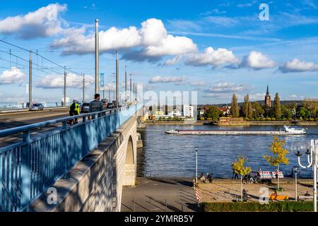 Die Kennedy-Brücke, die Mitte der drei Rheinbrücken, verbindet das Zentrum von Bonn mit dem Stadtteil Beuel, Bundesstraße B56, Stadtbahnlinien und Stockfoto