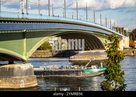 Die Kennedy-Brücke, die Mitte der drei Rheinbrücken, verbindet das Zentrum von Bonn mit dem Stadtteil Beuel, Bundesstraße B56, Stadtbahnlinien und Stockfoto