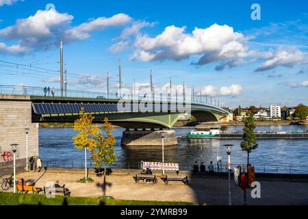 Die Kennedy-Brücke, die Mitte der drei Rheinbrücken, verbindet das Zentrum von Bonn mit dem Stadtteil Beuel, Bundesstraße B56, Stadtbahnlinien und Stockfoto