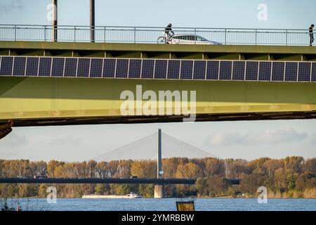 Die Kennedy-Brücke, die Mitte der drei Rheinbrücken Bonns, verbindet das Zentrum von Bonn mit dem Beuel-Bezirk, die Bundesstraße B56, Stadtbahnlinien und f Stockfoto