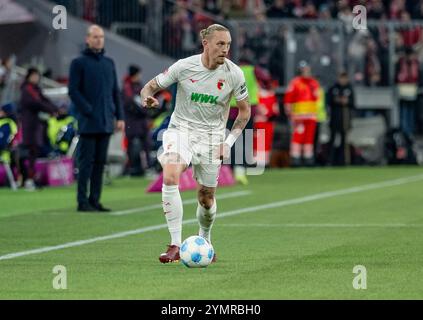 Marius Wolf (FC Augsburg, Nr. 11). GER, FC Bayern München gegen den FC Augsburg, Fussball, Bundesliga, 11. Spieltag, Spielzeit 2024/2025, 22.11.2024. (DIE DFL-DFB-VORSCHRIFTEN VERBIETEN DIE VERWENDUNG VON FOTOS ALS BILDSEQUENZEN UND/ODER QUASI-VIDEO). Foto: Eibner-Pressefoto/Heike Feiner Stockfoto