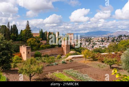 Panoramablick auf den Alhambra-Palast und den Festungskomplex in Granada, Andalusien, Spanien Stockfoto