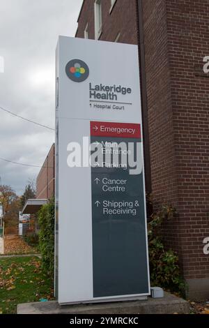 Wegweiser zu Notfall, Parkplatz, Krebs und Versand bei Lakeridge Health am Hospital Court in Oshawa, Ontario, Kanada Stockfoto