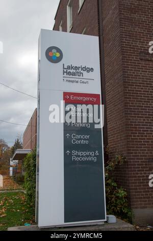 Wegweiser zu Notfall, Parkplatz, Krebs und Versand bei Lakeridge Health am Hospital Court in Oshawa, Ontario, Kanada Stockfoto