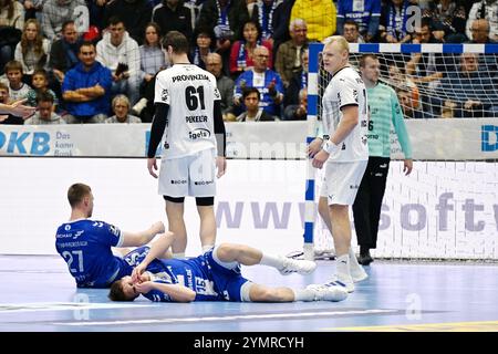 Hendrik Pekeler (THW Kiel 61) und Patrick Wiencek (THW Kiel 17) haben Miro Schluroff (VfL Gummersbach 15) und Kristjan Horzen (VfL Gummersbach 27) abgraeumt GER, VfL Gummersbach vs. THW Kiel, Handball, Daikin 1. Bundesliga, 11. Spieltag, Spielzeit 2024/25, 22.11.2024 Foto: Eibner-Pressefoto/Jürgen Augst Stockfoto