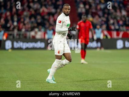 Frank Onyeka (FC Augsburg, Platz 19). GER, FC Bayern München gegen den FC Augsburg, Fussball, Bundesliga, 11. Spieltag, Spielzeit 2024/2025, 22.11.2024. (DIE DFL-DFB-VORSCHRIFTEN VERBIETEN DIE VERWENDUNG VON FOTOS ALS BILDSEQUENZEN UND/ODER QUASI-VIDEO). Foto: Eibner-Pressefoto/Heike Feiner Stockfoto