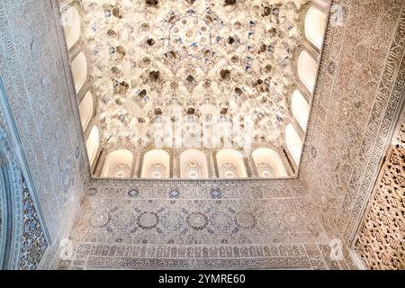 Granada, Andalusien, Spanien-27. Oktober 2024: Der Saal der Könige befindet sich im großen und emblematischen höfischen Raum des Palastes der Löwen, einem Ort Stockfoto