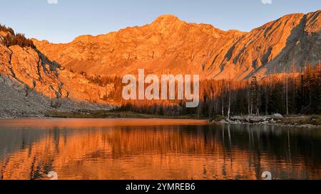 Golden Hour Sonnenuntergang auf dem Epic Mountain Peak Stockfoto