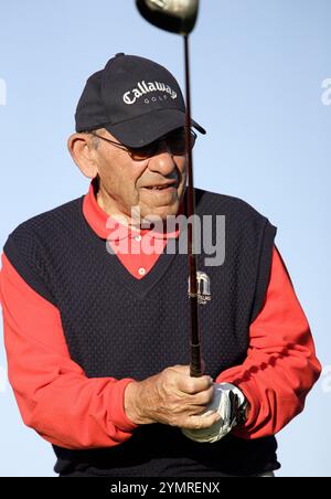 Die Baseballlegende Yogi Berra spielt am 21. Januar 2006 im Bob Hope Chrysler Classic in Palm Desert, Kalifornien. Stockfoto