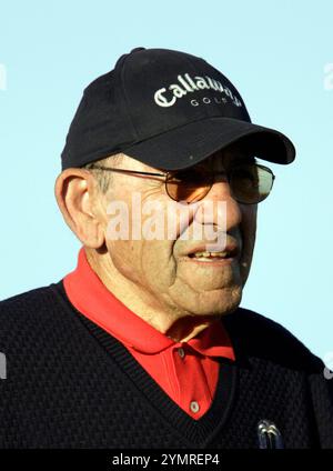 Die Baseballlegende Yogi Berra spielt am 21. Januar 2006 im Bob Hope Chrysler Classic in Palm Desert, Kalifornien. Stockfoto