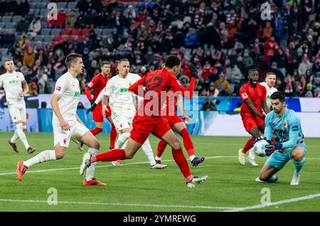 München, Deutschland. November 2024. Nediljko Labrovic (Torwart, FC Augsburg, #22) klaert vor Jamal Musiala (FC Bayern München, #42). GER, FC Bayern München gegen den FC Augsburg, Fussball, Bundesliga, 11. Spieltag, Spielzeit 2024/2025, 22.11.2024. (DIE DFL-DFB-VORSCHRIFTEN VERBIETEN DIE VERWENDUNG VON FOTOS ALS BILDSEQUENZEN UND/ODER QUASI-VIDEO). Foto: Eibner-Pressefoto/Heike feiner Credit: dpa/Alamy Live News Stockfoto