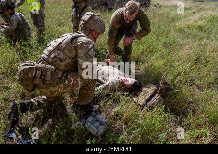 Ein Luftmann der US-Luftwaffe, der der 820th Base Defense Group zugeteilt ist, und ein Mitglied der Royal Norwegian Air Force, beurteilen einen Patienten während eines Massenszenarios im Rahmen der Übung Global Eagle auf der Avon Park Air Force Range, Florida, 14. November 2024. Die Teilnehmer haben ihre Fähigkeiten im Umgang mit kritischen Verletzungen verbessert und die Bereitschaft zur Versorgung in Situationen mit hohem Druck sichergestellt. Global Eagle ist eine jährliche Basisverteidigungsübung, die von internationalen Partnern mit der diesjährigen Iteration, einschließlich der US Air Force, der Royal Air Force und der Royal Norwegian Air Force durchgeführt wird, um Taktiken A auszutauschen Stockfoto