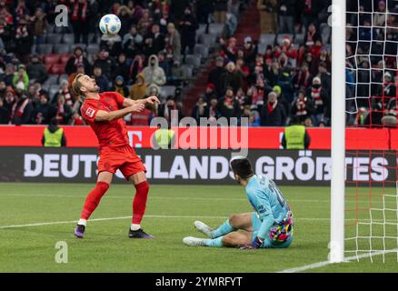 Harry Kane (FC Bayern München, #9) bei seinem Tor zum 3:0 gegen Nediljko Labrovic (Torwart, FC Augsburg, #22). GER, FC Bayern München gegen den FC Augsburg, Fussball, Bundesliga, 11. Spieltag, Spielzeit 2024/2025, 22.11.2024. (DIE DFL-DFB-VORSCHRIFTEN VERBIETEN DIE VERWENDUNG VON FOTOS ALS BILDSEQUENZEN UND/ODER QUASI-VIDEO). Foto: Eibner-Pressefoto/Heike Feiner Stockfoto