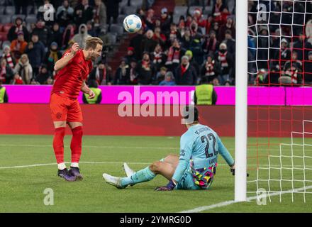 Harry Kane (FC Bayern München, #9) bei seinem Tor zum 3:0 gegen Nediljko Labrovic (Torwart, FC Augsburg, #22). GER, FC Bayern München gegen den FC Augsburg, Fussball, Bundesliga, 11. Spieltag, Spielzeit 2024/2025, 22.11.2024. (DIE DFL-DFB-VORSCHRIFTEN VERBIETEN DIE VERWENDUNG VON FOTOS ALS BILDSEQUENZEN UND/ODER QUASI-VIDEO). Foto: Eibner-Pressefoto/Heike Feiner Stockfoto