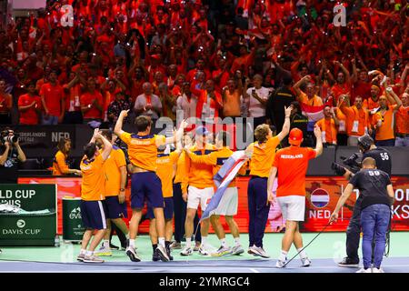 22. November 2024, Spanien, Málaga: Tennis, Männer: Davis Cup - K.-o.-Runde, Halbfinale, Deutschland - Niederlande. Struff (Deutschland) - Griekspoor (Niederlande). Das niederländische Team feiert vor den Fans. Foto: Frank Molter/dpa Stockfoto